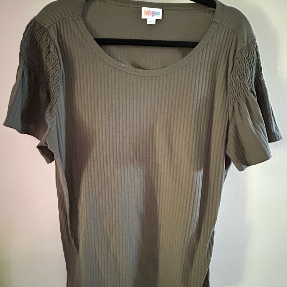 Lularoe Olive 🫒 Stephanie Top - Size Large